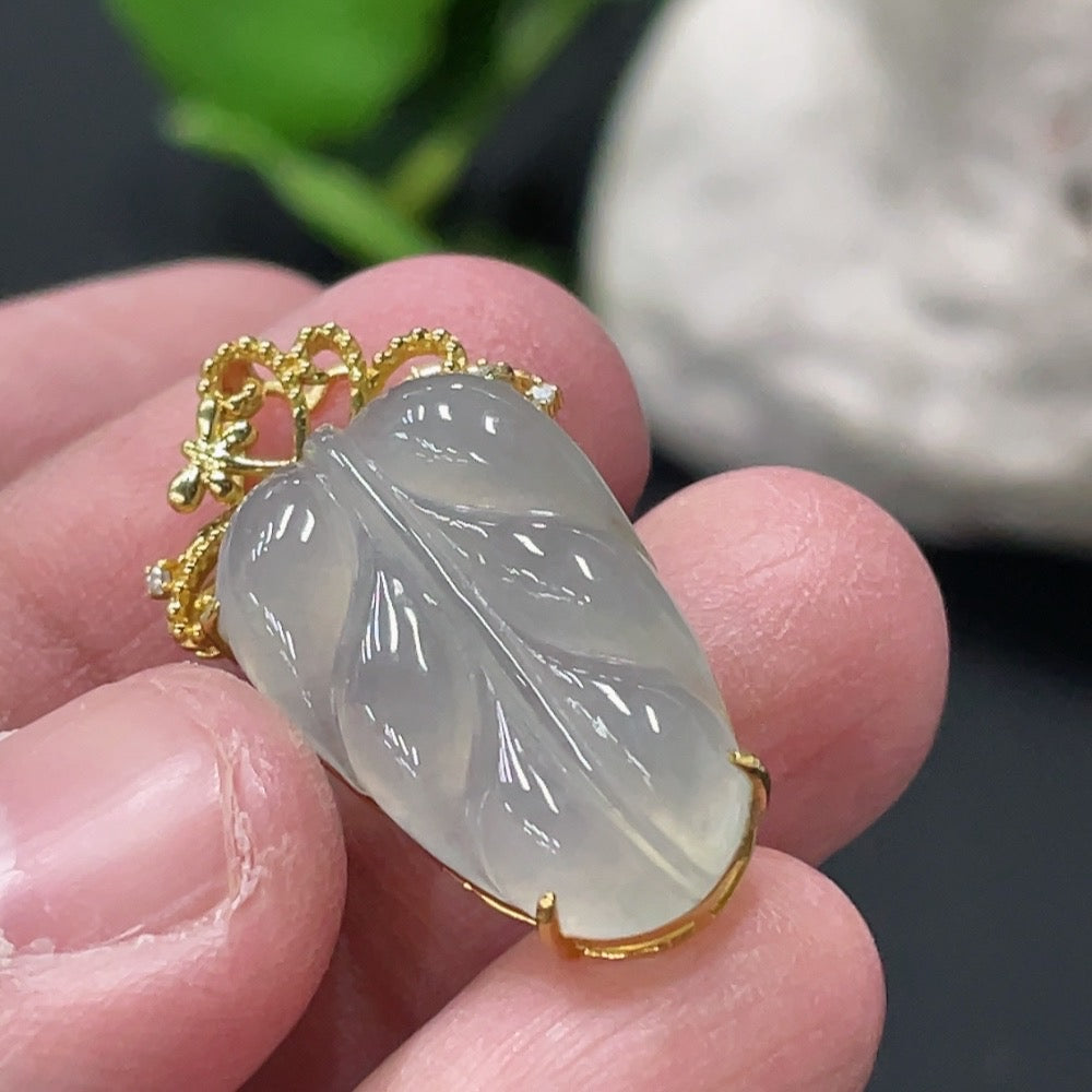 HUILIU HQ jadeite leaf pendant in 18k gold with diamond inlay, showcasing intricate craftsmanship and a delicate, natural jade design.