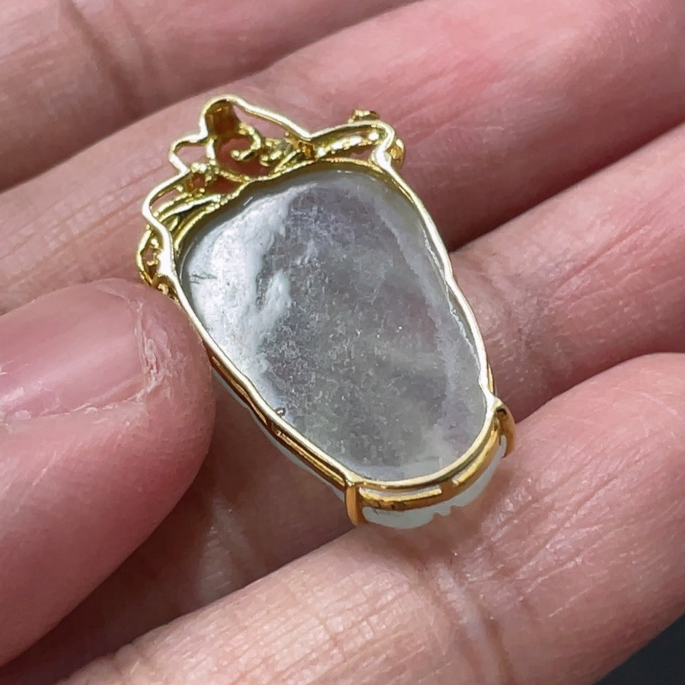 Jadeite leaf inlaid pendant by HUILIU HQ featuring 18k gold and colorless diamond, weighs approx. 3.47g.