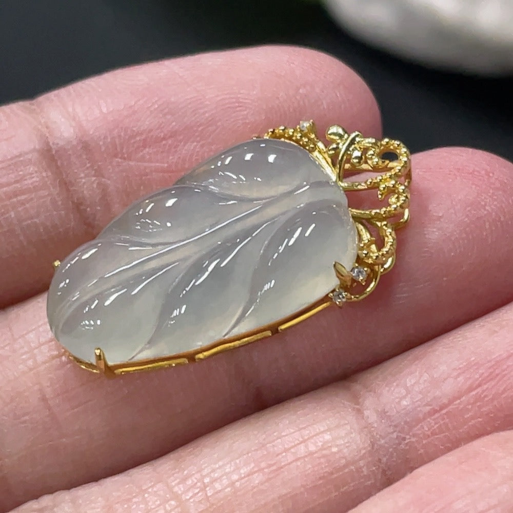 HUILIU HQ jadeite leaf pendant in 18k gold with diamond inlay, showcasing a detailed jade leaf design and elegant craftsmanship.