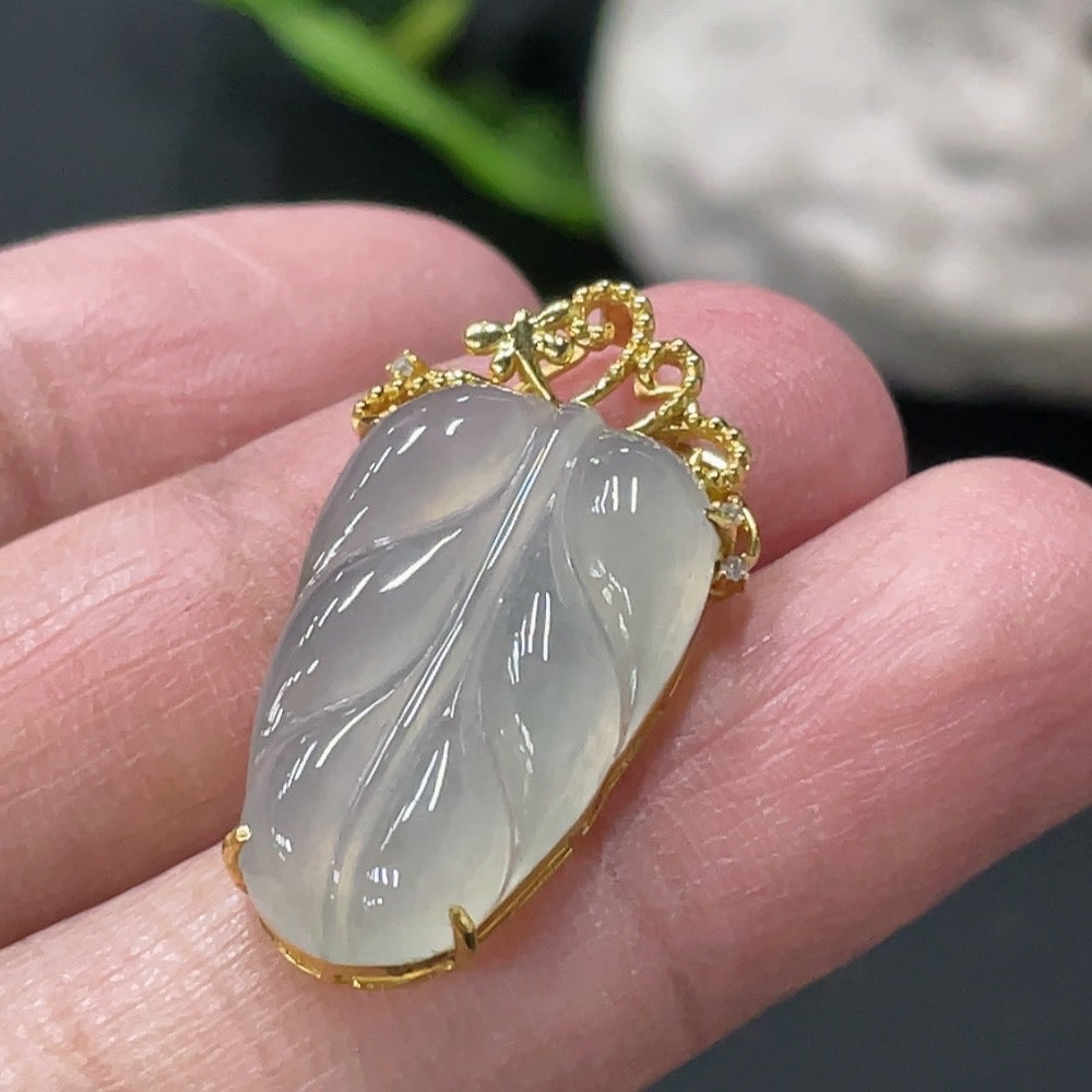 HUILIU HQ jadeite leaf pendant in 18k gold with diamond inlay, showcasing intricate craftsmanship and a delicate leaf design.