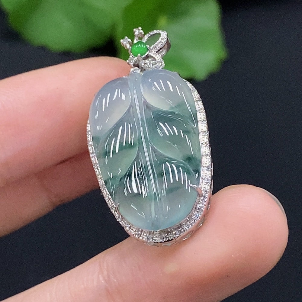 Jadeite leaf inlaid pendant crafted in 18K gold, weighing approximately 3.94g, from HUILIU HQ featuring detailed jade design.