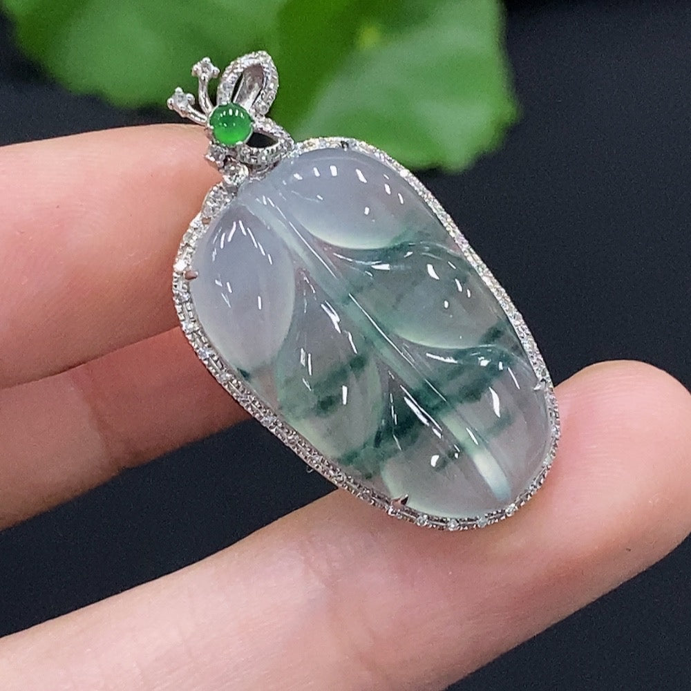 Jadeite leaf inlaid pendant crafted in 18K gold, weighing approximately 3.94g, featuring intricate jade and gold design.