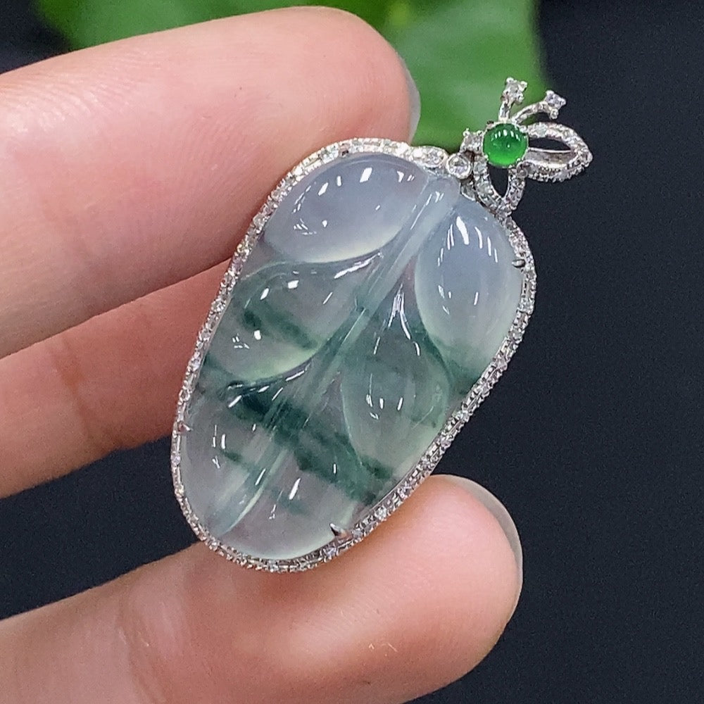 HUILIU HQ jadeite leaf inlaid pendant in 18K gold, with a total weight of approx. 3.94g, showcasing intricate jade and gold craftsmanship.