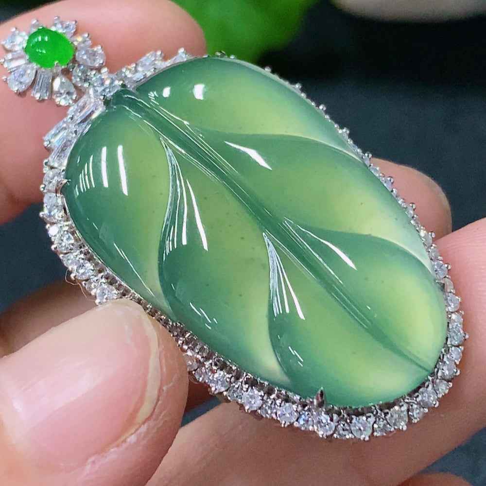 Jadeite leaf pendant crafted by HUILIU HQ, 18K gold inlay, detailed jade leaf design, weighs approx. 12.45g.