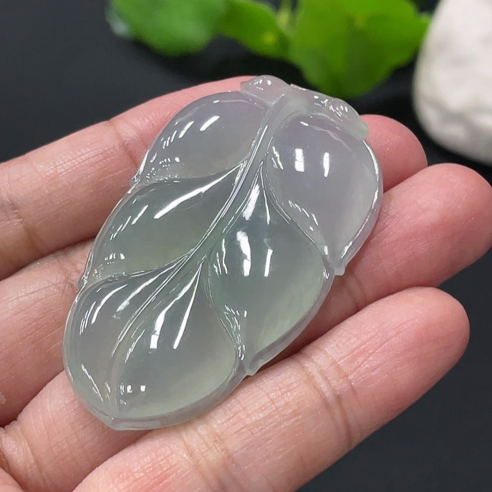 HUILIU HQ jadeite leaf pendant weighing approximately 17.7g, featuring a detailed green jade leaf design.