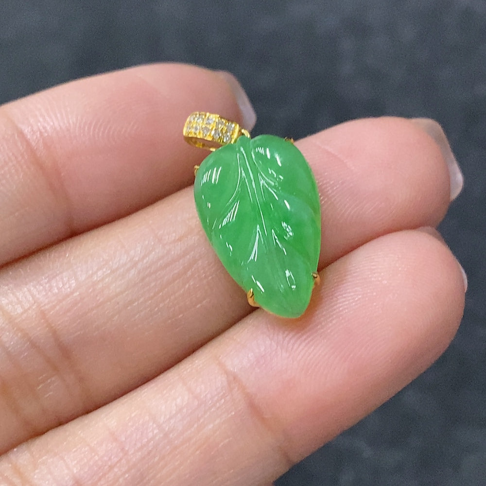 Jadeite leaf pendant with 18K gold and diamond accents, crafted by HUILIU HQ, weighing approximately 1.69 grams.