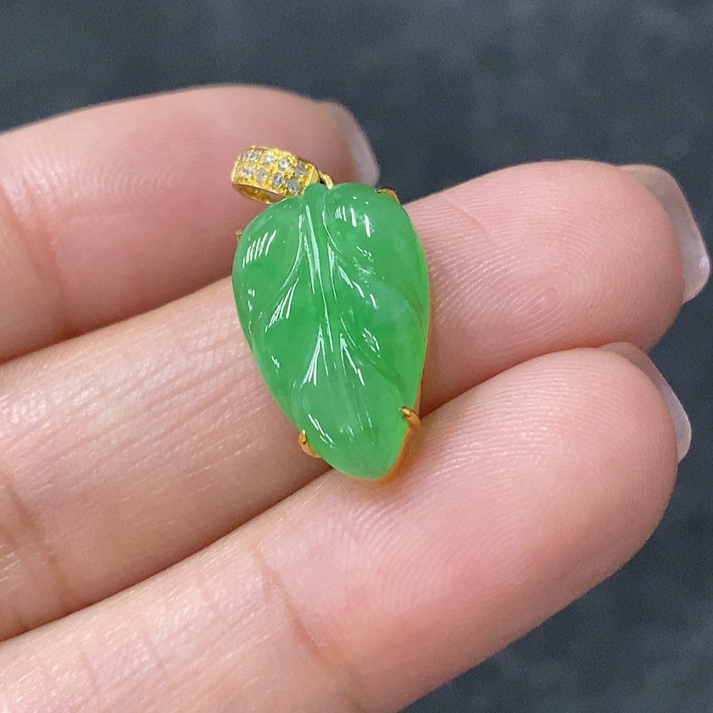 Jadeite leaf pendant by HUILIU HQ featuring 18K gold and diamond accents, weighs approximately 1.69g.