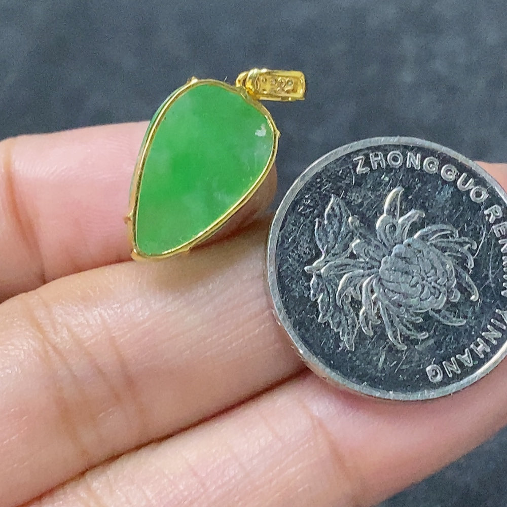 Jadeite leaf pendant by HUILIU HQ with 18K gold accents and diamond details, weighs approximately 1.69g.