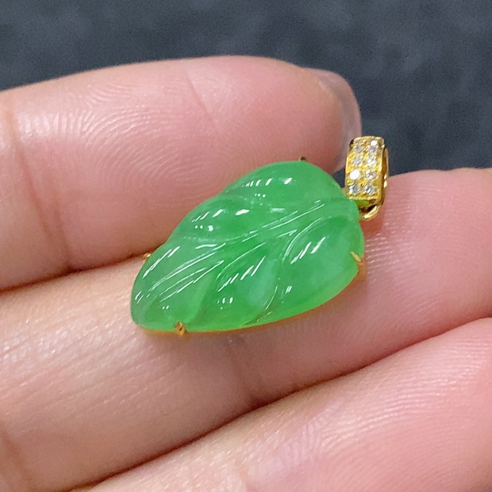 Jadeite leaf pendant by HUILIU HQ featuring 18K gold accents and diamond details, weighing approximately 1.69g.