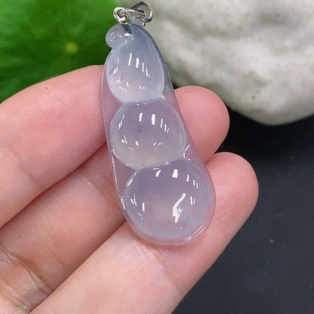 Jadeite lucky bean pendant with 18K gold clasp, crafted from high-quality jade, weighing approximately 4.8g.