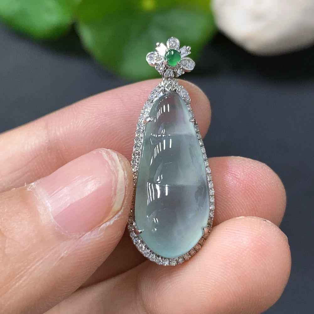 Jadeite lucky bean pendant with 18K gold setting, handcrafted jewelry from HUILIU HQ, weighing approximately 2.5 grams.