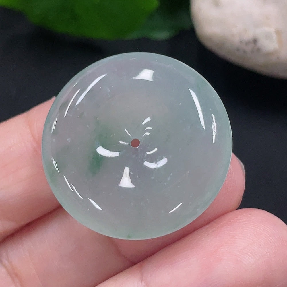 Huiliu HQ jadeite Peace Knot pendant featuring a carved jade knot, certified by Huiliu for elegant jewelry design.