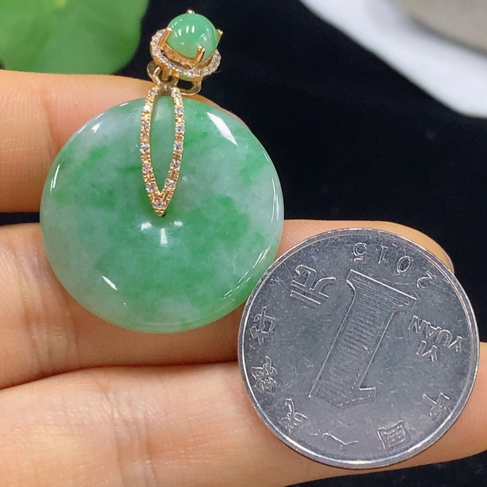 Huiliu HQ jadeite Peace Knot pendant in vibrant green jade, featuring a smooth polished surface and intricate knot design.