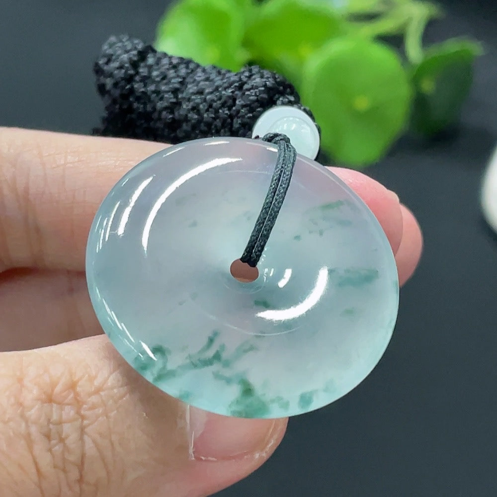 HUILIU HQ jadeite Peace Knot pendant showcasing intricate design, weighs approximately 19.4g, made from high-quality jade.