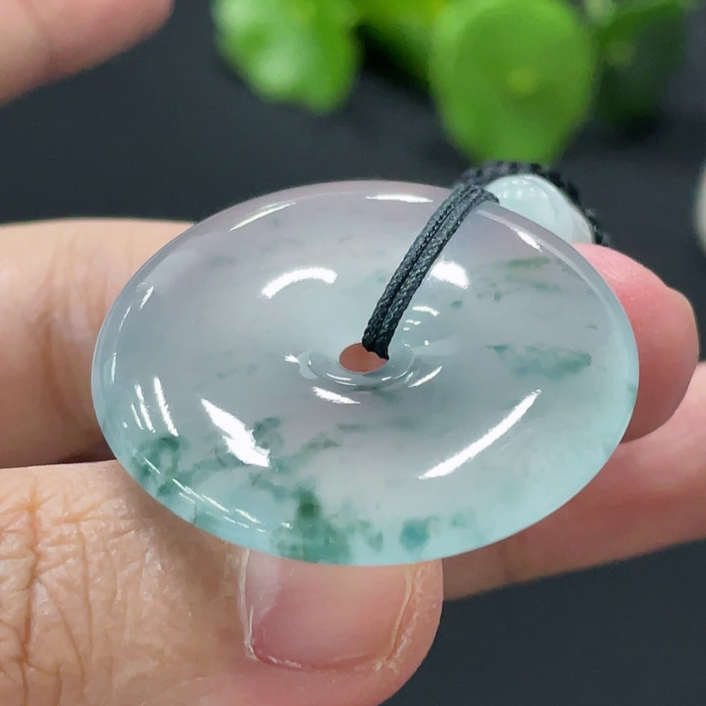 HUILIU HQ jadeite peace knot pendant, approximately 19.4g, featuring a smooth, polished jade pendant with intricate knot design.