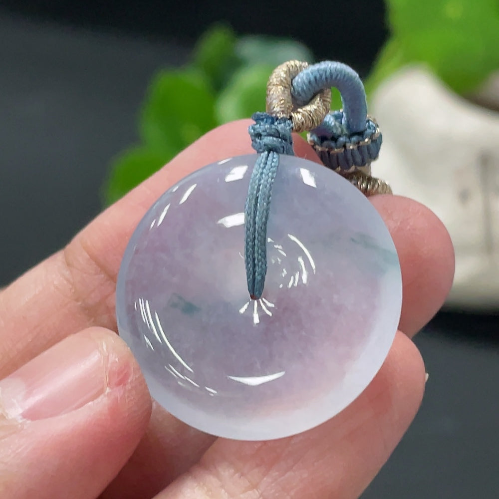 HUILIU HQ jadeite peace knot pendant weighing approximately 7.92g, featuring a smooth, polished jadeite jade design with intricate knot details.