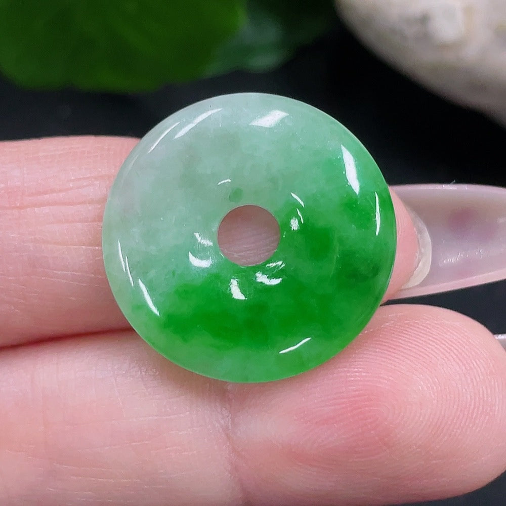 HUILIU HQ Jadeite Peace Knot pendant, handcrafted jade jewelry, approximately 3.5g, featuring a traditional peace knot design.