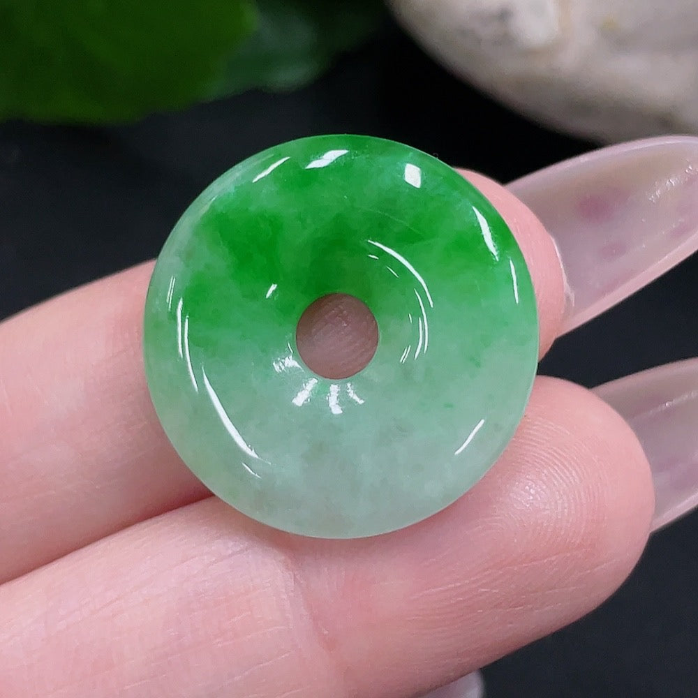 HUILIU HQ jadeite peace knot pendant, crafted from smooth green jade, weighs approximately 3.5 grams, showcasing traditional design.