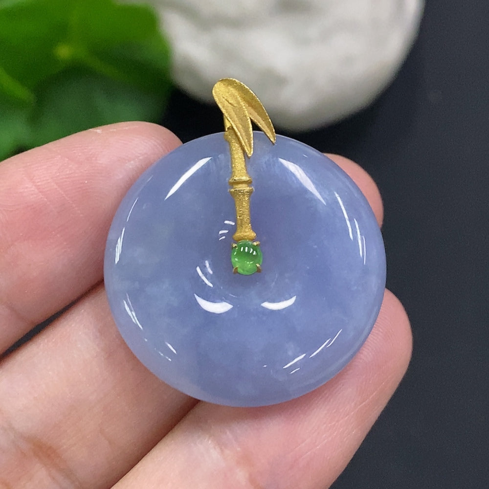 HUILIU HQ jadeite peace knot pendant with 18k gold setting, showcasing intricate design and a smooth, polished surface.