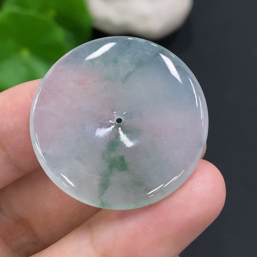 HUILIU HQ jadeite peace knot pendant weighing about 9.2g, crafted from smooth green jade with intricate knot design.