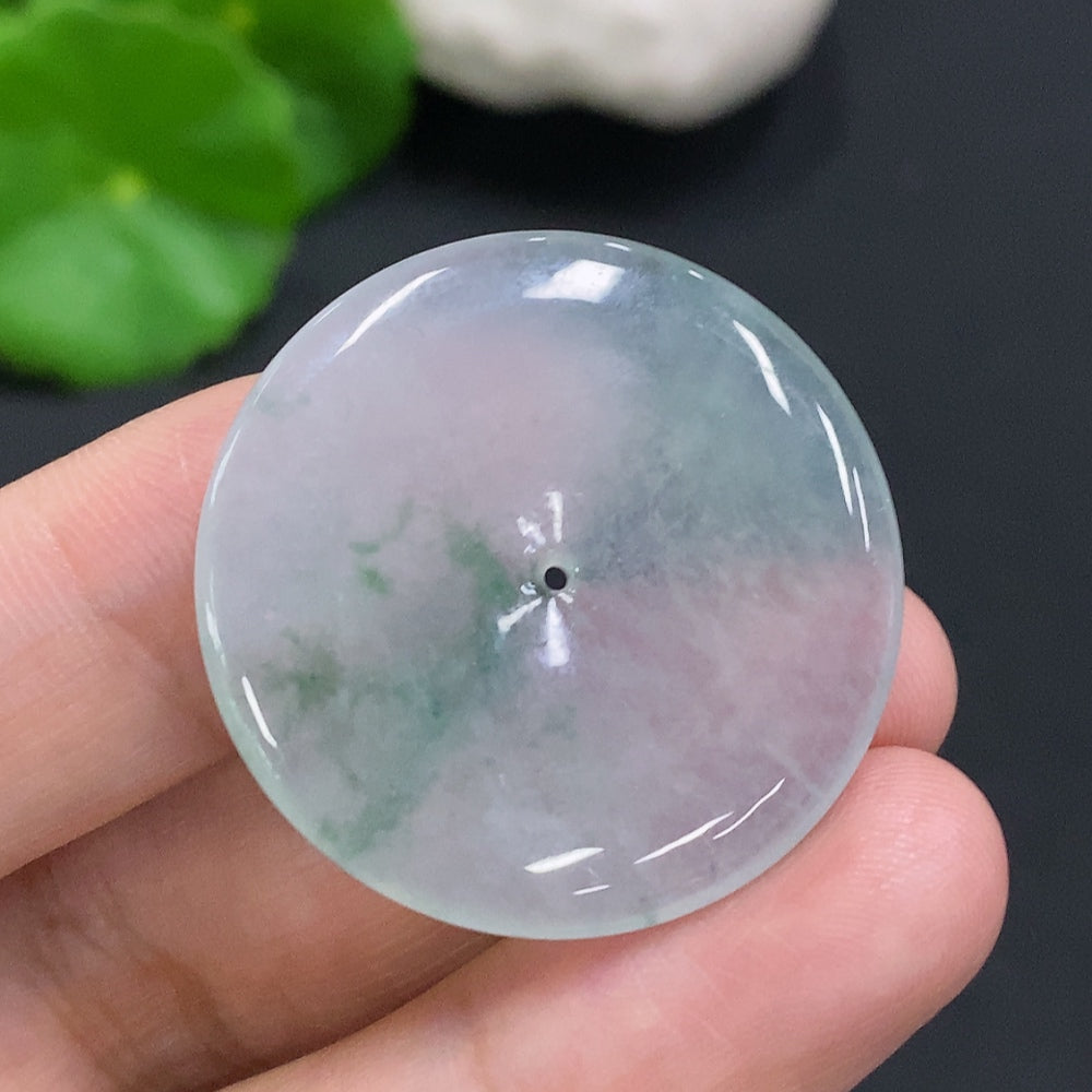 HUILIU HQ jadeite Peace Knot pendant, approximately 9.2g, showcasing intricate craftsmanship in smooth green jade.