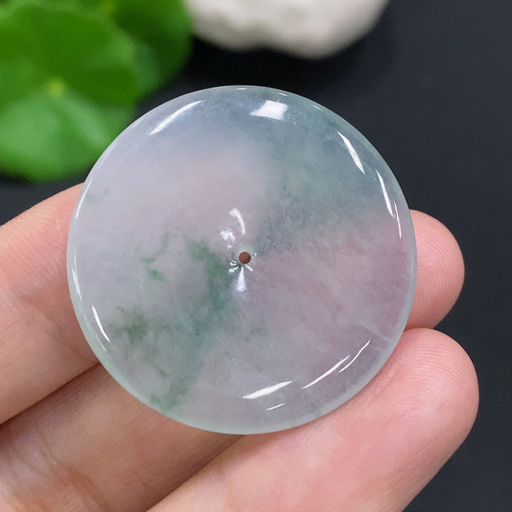 HUILIU HQ Jadeite Peace Knot pendant, about 9.2g, crafted from green jade, showcasing a smooth, polished design with intricate knot detail.