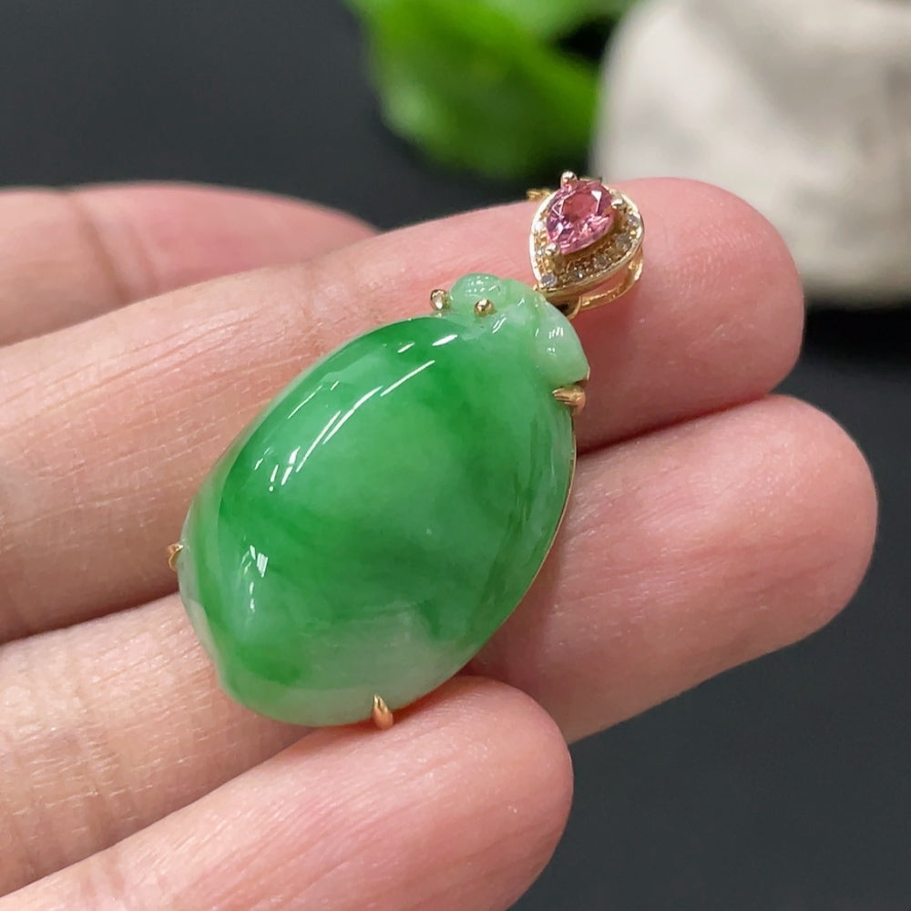 Jadeite peach-inlaid pendant with 18k gold chain and diamond accents, crafted by HUILIU HQ, weighing approximately 6.3g.