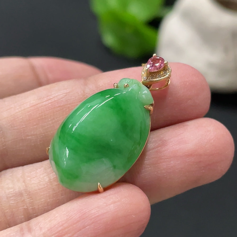 Jadeite peach-inlaid pendant with 18k gold chain, accented with diamonds, from HUILIU HQ, weighs approximately 6.3g.