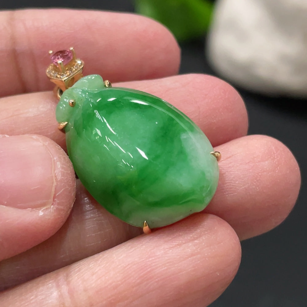 Jadeite peach-inlaid pendant with 18k gold chain, accented with diamonds, crafted by HUILIU HQ, weighs approx. 6.3g.