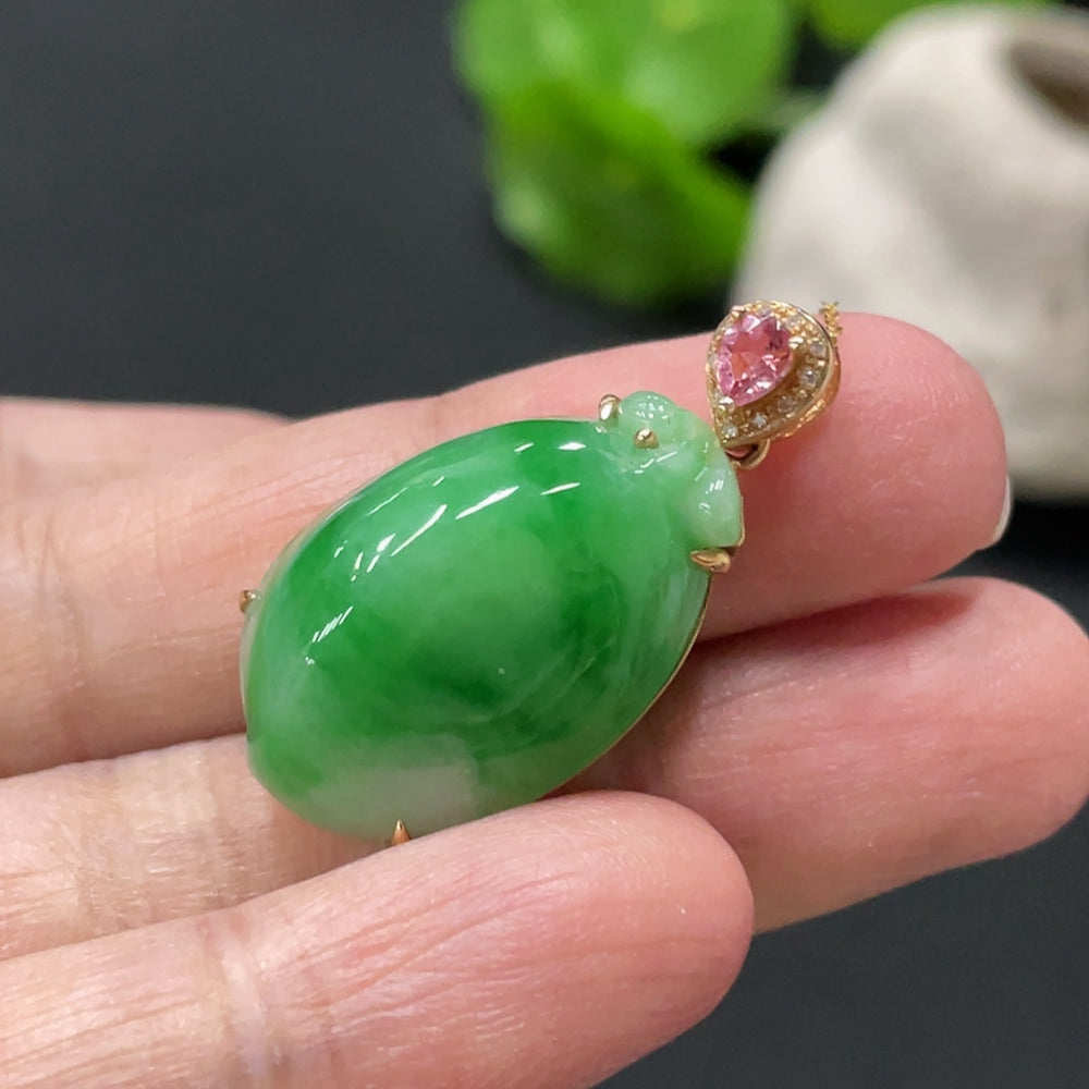 HUILIU HQ jadeite peach-inlaid pendant with 18k gold chain, accented with diamonds, showing the detailed jade and gold craftsmanship.