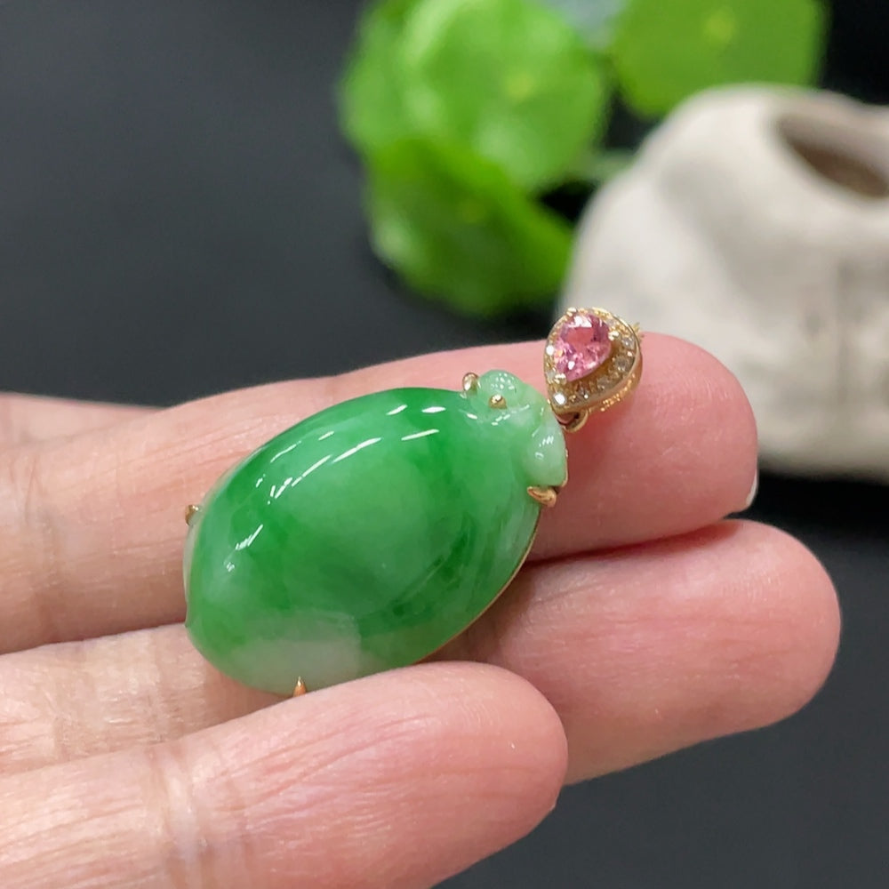 Jadeite peach-inlaid pendant with 18k gold chain, accented with diamonds, crafted by HUILIU HQ, weighing approx 6.3g.