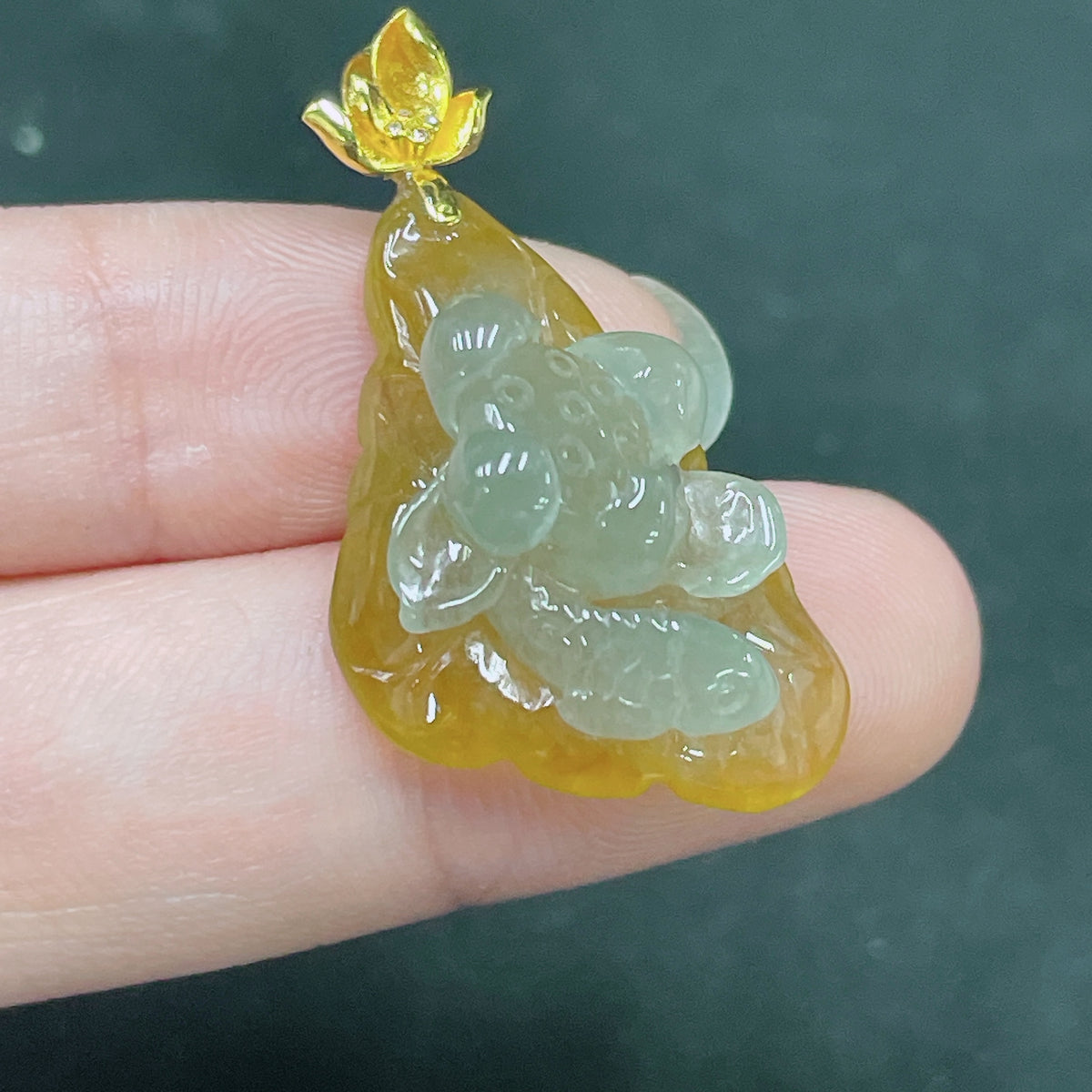 HUILIU HQ jadeite pendant with 18k bezel in natural green color, weighing approx. 4.76g, showing detailed craftsmanship.