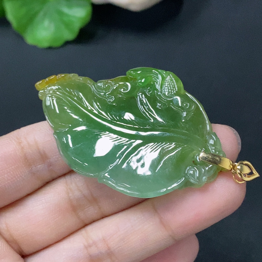 HUILIU HQ jadeite pendant shaped like a leaf, 18K gold, weighs approximately 14.35g, showcasing intricate jade craftsmanship.