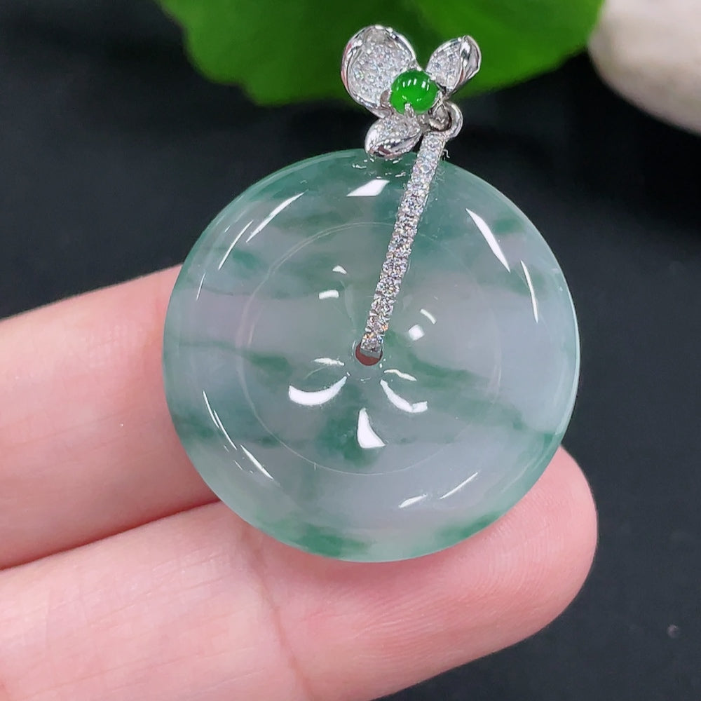 Jadeite pendant with peace buckle design by HUILIU HQ, 18k gold buckle head, weighing approx. 8.6g, non-diamond, natural jade appearance.