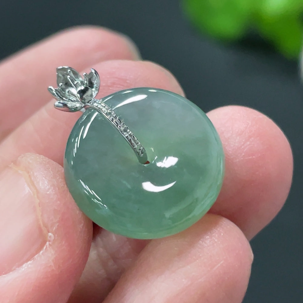 HUILIU HQ jadeite pendant with peace buckle design, 18k gold, non-diamond, approximately 3.37g weight, natural jade appearance