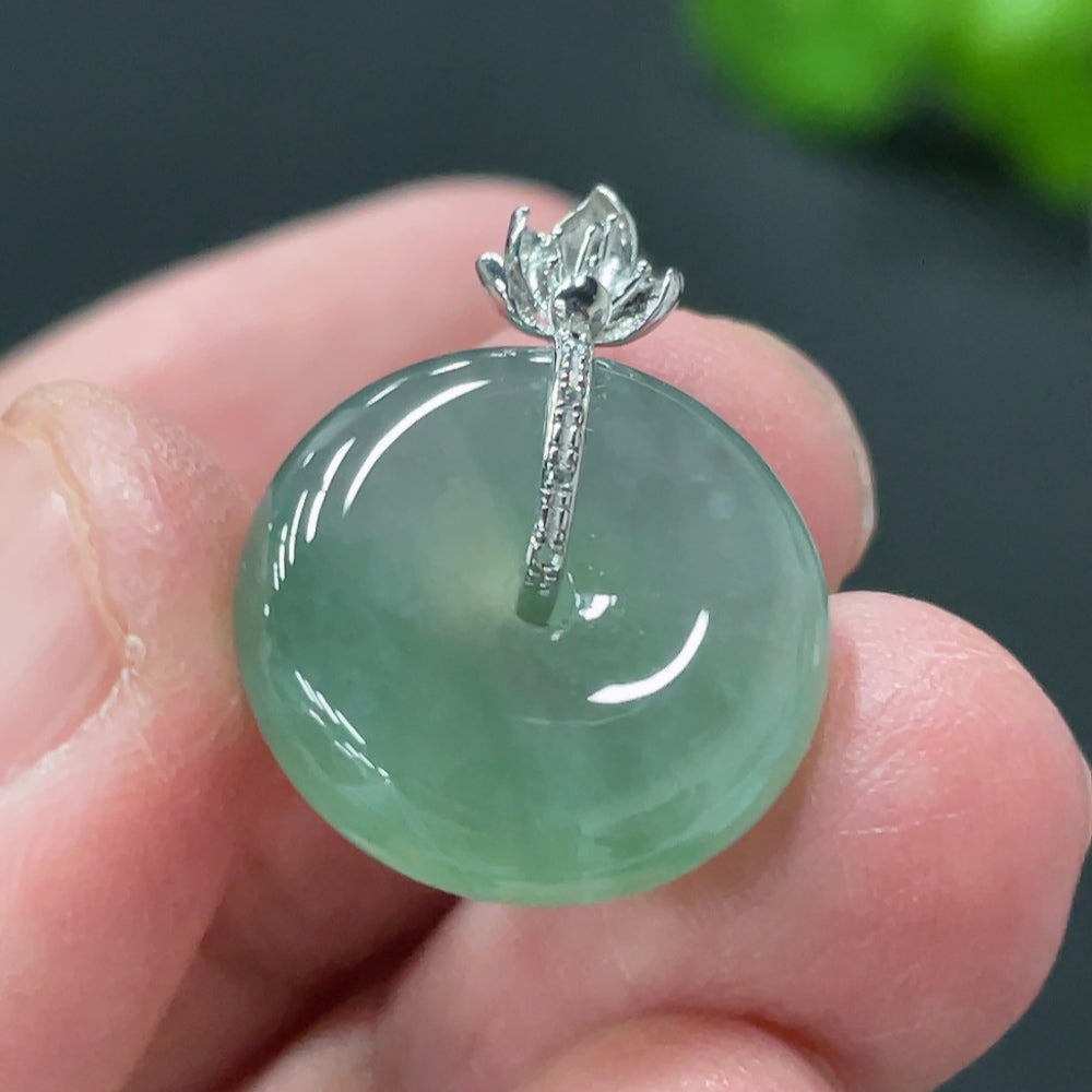 HUILIU HQ Jadeite Pendant Peace Buckle in 18k gold with no diamonds, weighing approximately 3.37g, showcasing intricate jade craftsmanship.