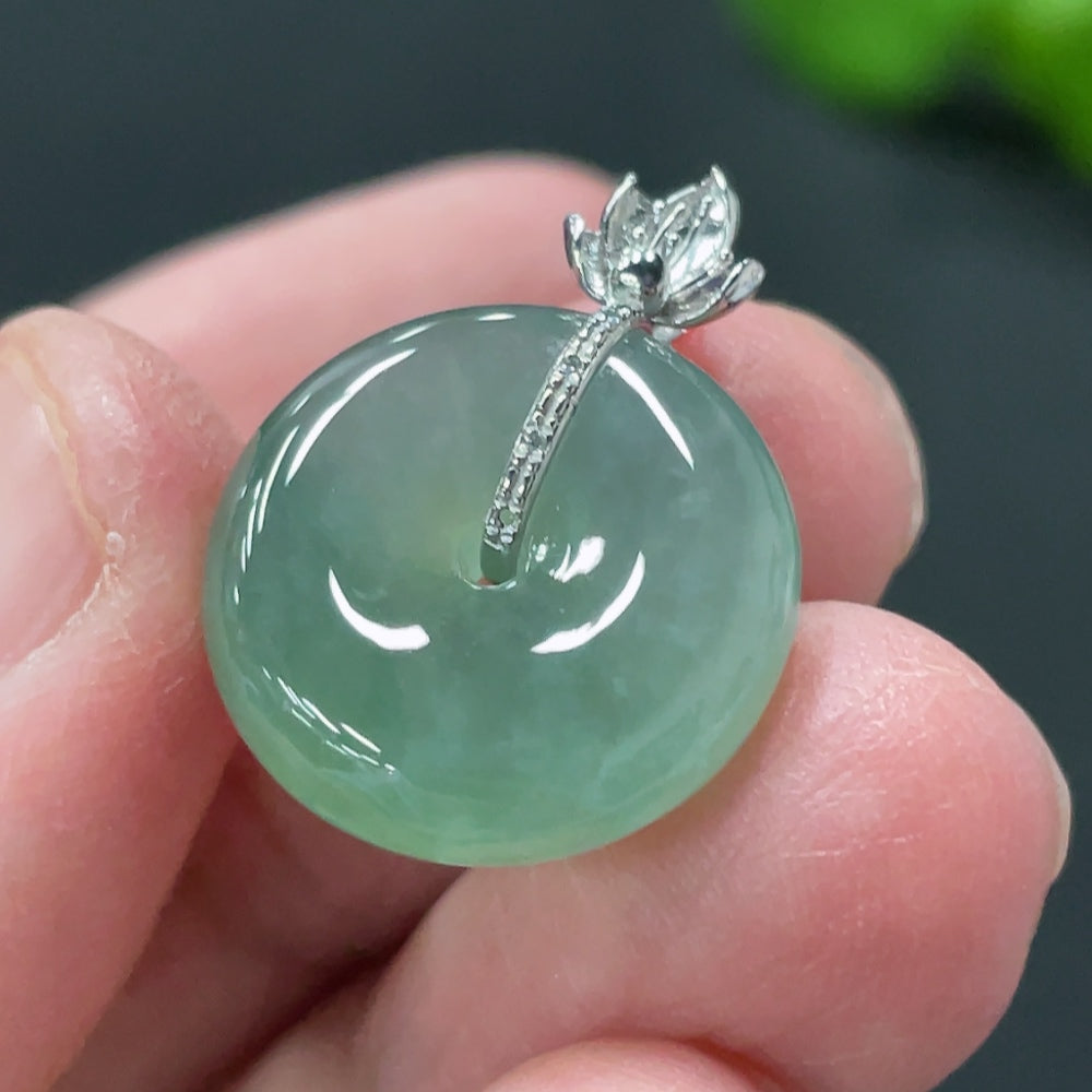 HUILIU HQ Jadeite Pendant Peace Buckle in 18k gold with a non-diamond design, weighing approximately 3.37g.