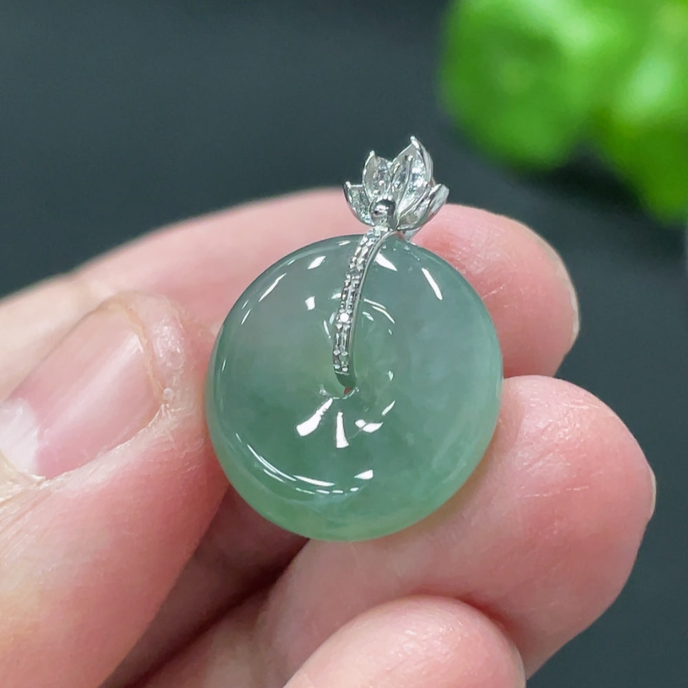 HUILIU HQ Jadeite Pendant Peace Buckle in 18k gold with no diamonds, weighing approximately 3.37g, featuring intricate jade design.