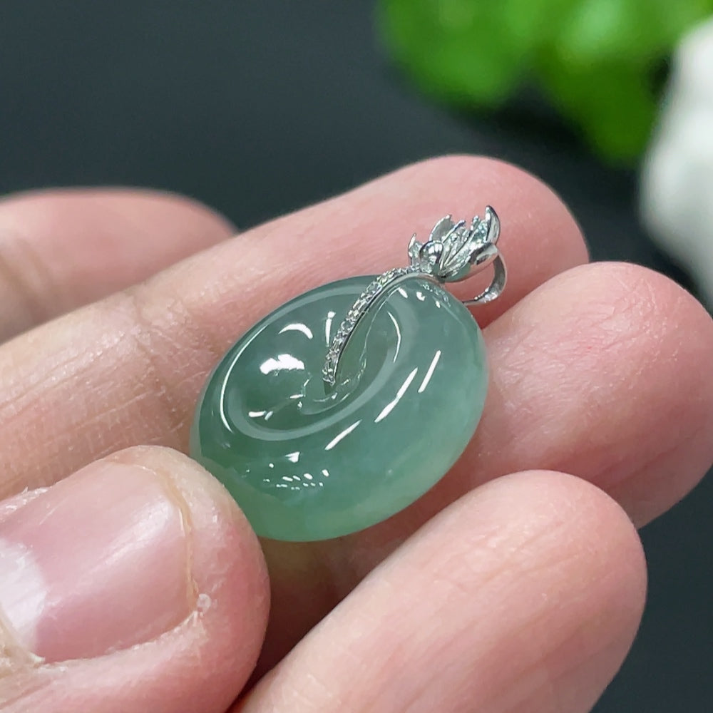 HUILIU HQ jadeite pendant featuring a peace buckle design in 18k gold, weighing approximately 3.37g, without diamonds.