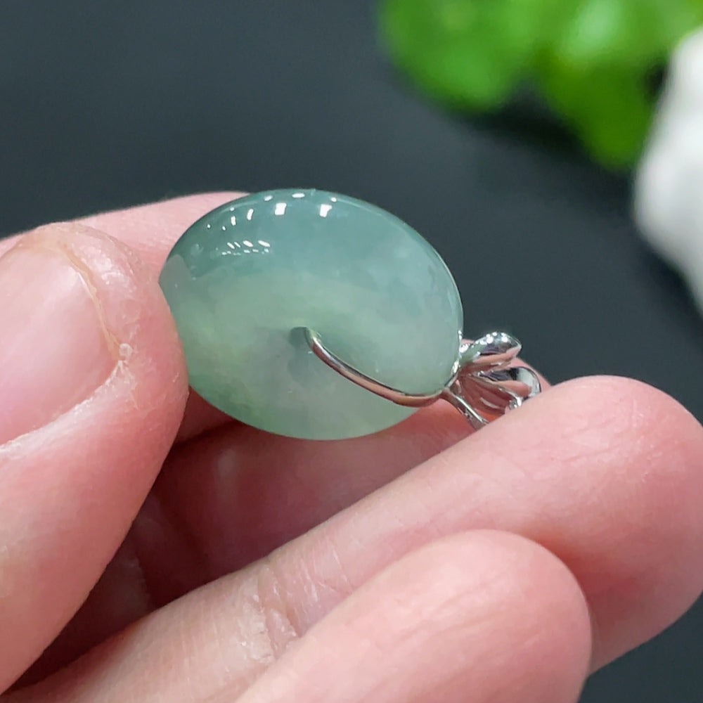 HUILIU HQ Jadeite pendant featuring a peace buckle design in 18k gold, weighing approximately 3.37g, with a smooth polished finish.