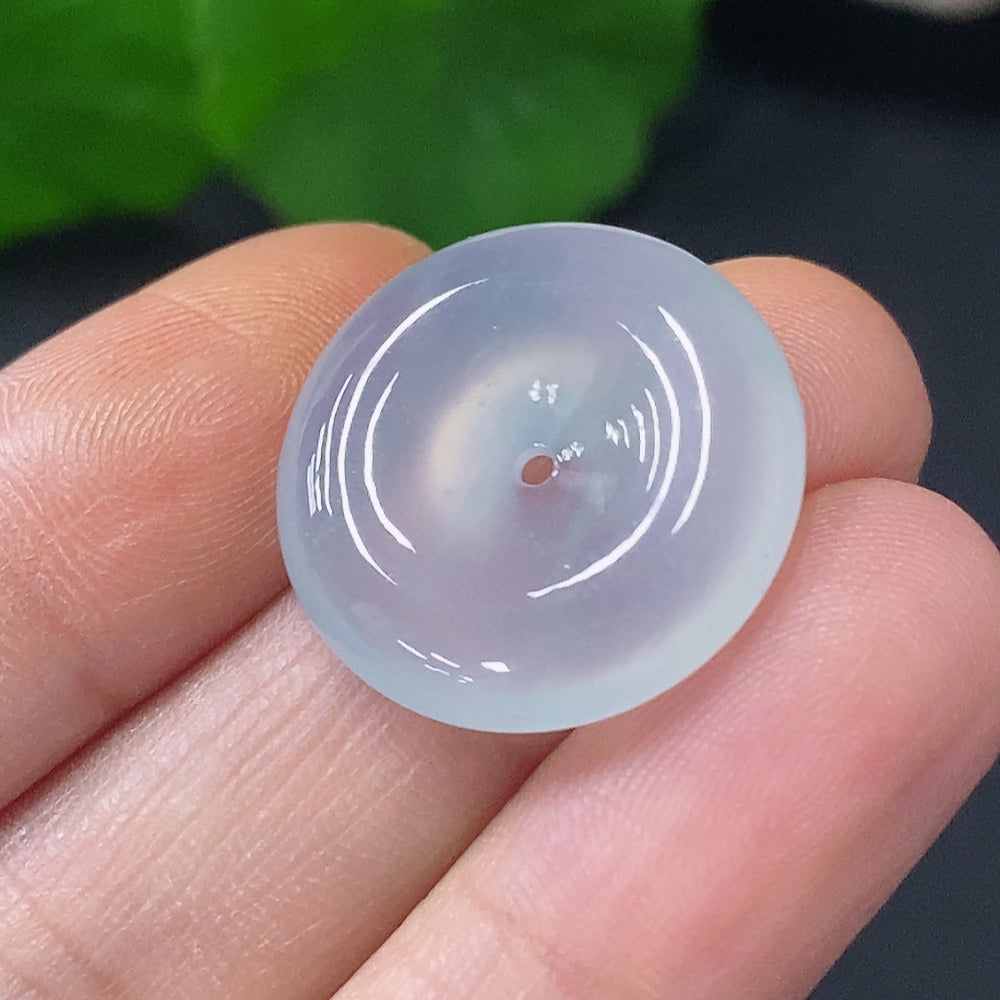 HUILIU HQ jadeite pendant featuring a peace buckle design, weighs approximately 3.65g, with a smooth polished surface.