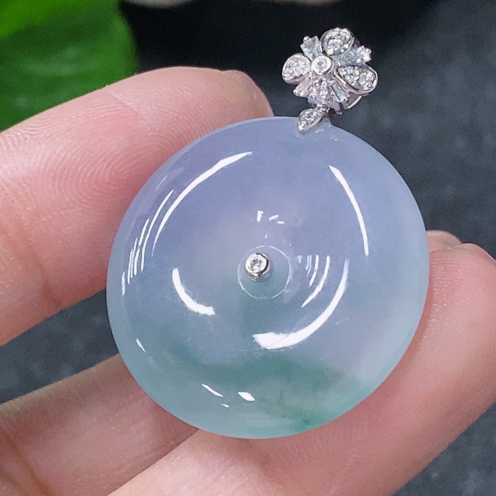 HUILIU HQ jadeite peace knot pendant in 18k gold with diamond, showcasing intricate design and a smooth, polished surface.