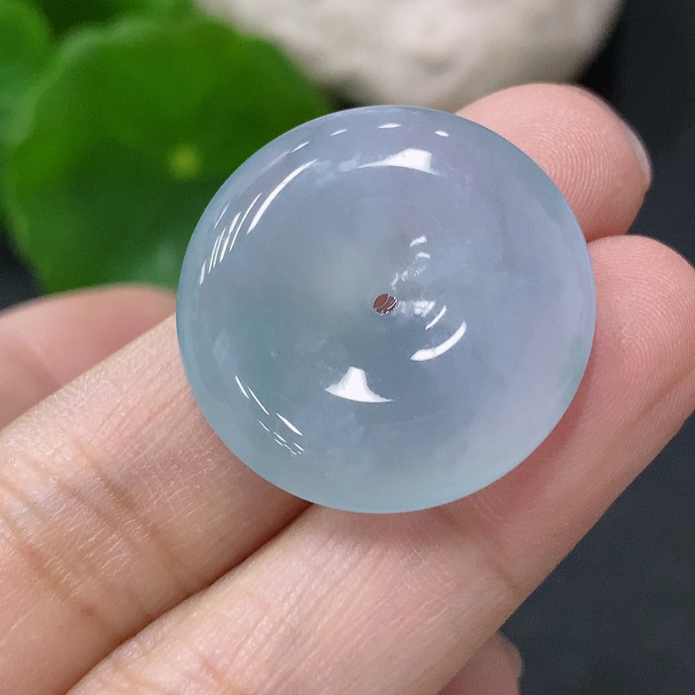 Huiliu HQ jadeite pendant with peace knot design, weighs approximately 6.43g, featuring smooth, polished jade in a natural green hue.
