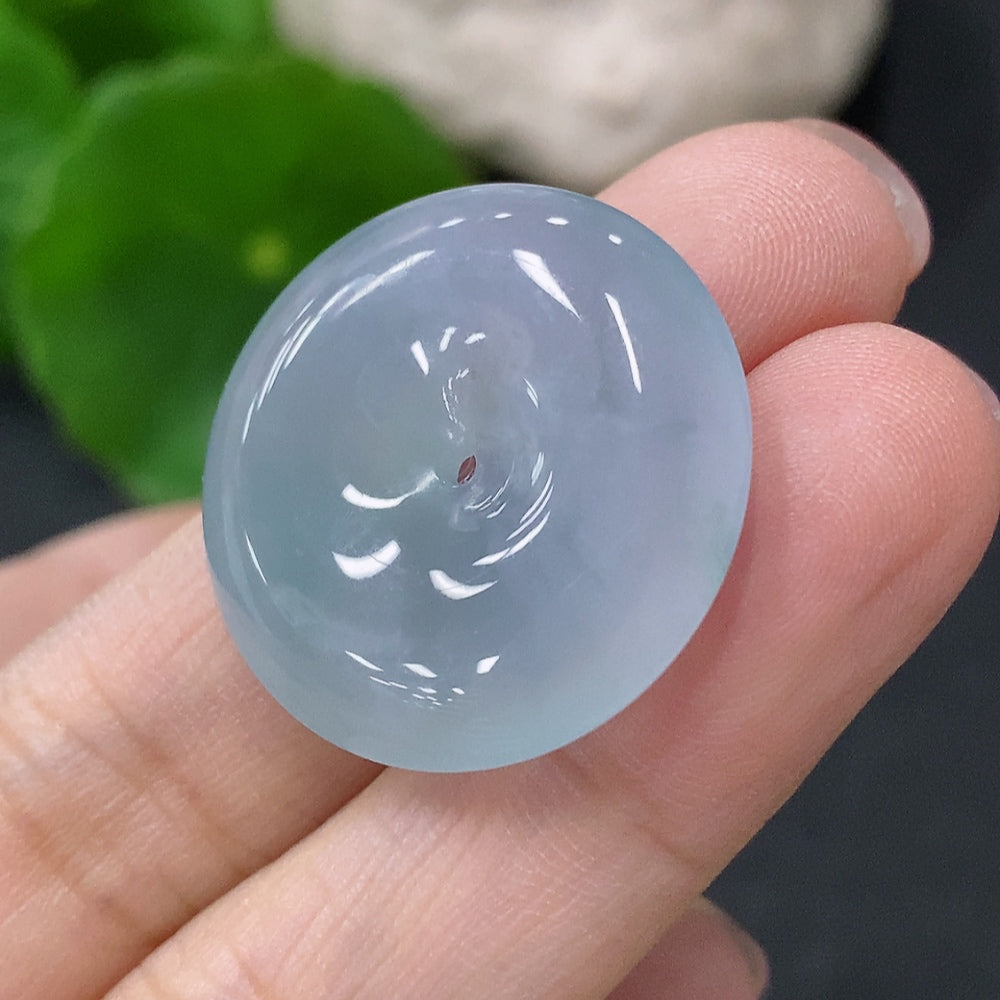 HUILIU HQ jadeite pendant featuring a peace knot design, weighing approximately 6.43g, with smooth green jade surface.