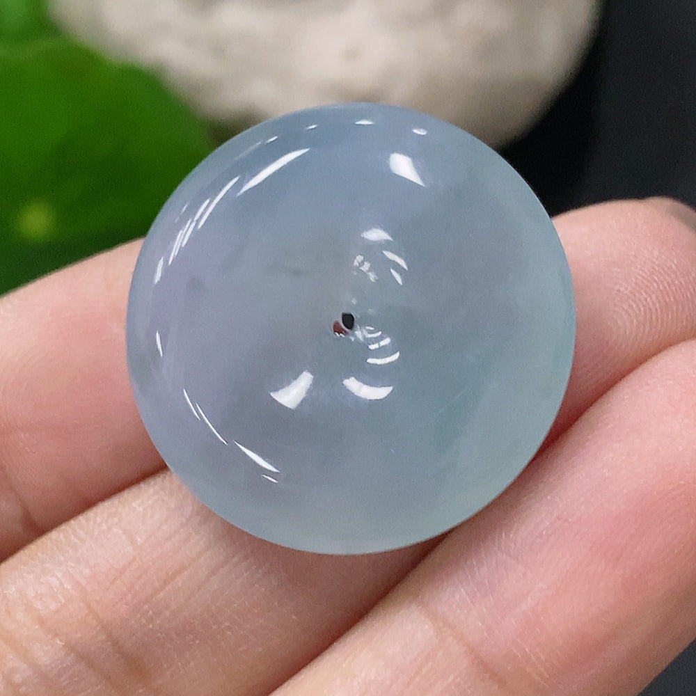 HUILIU HQ jadeite pendant featuring a peace knot design, approximately 6.43g, showcasing smooth green jade with intricate carving