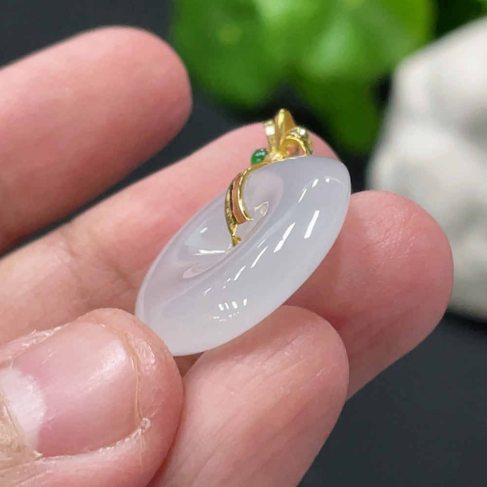 Jadeite pendant with peace knot design, 18K gold accents, diamond details, weight approx. 5.15g, by HUILIU HQ.