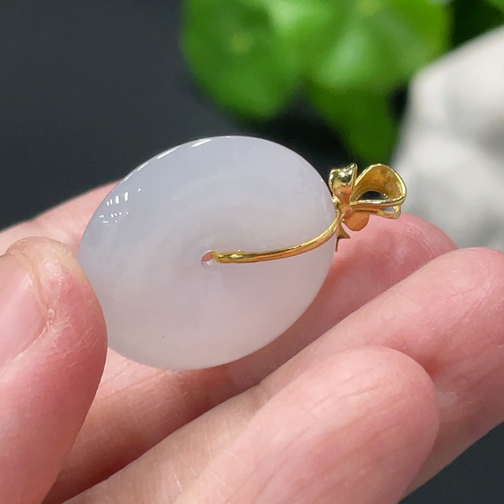 Jadeite pendant with peace knot design, 18K gold accents, diamond details, crafted by HUILIU HQ, weighing approximately 5.15g.