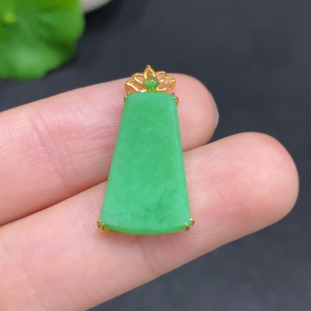 HUILIU HQ Jadeite plain pendant necklace with 18K gold chain, approximately 1.9g, showcasing smooth jade pendant on a delicate gold chain.