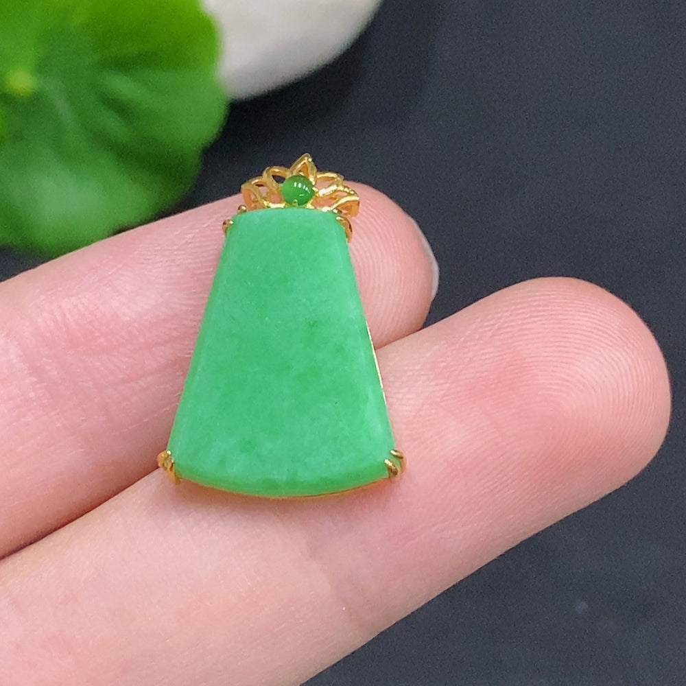 HUILIU HQ jadeite plain pendant necklace with 18K gold, featuring a smooth jadeite pendant and delicate gold chain.