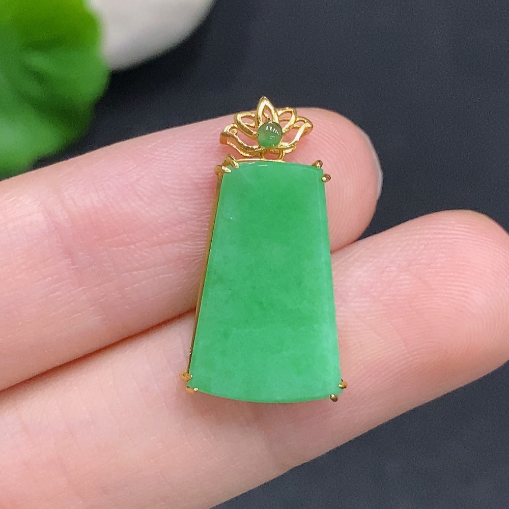 HUILIU HQ jadeite pendant necklace with 18K gold, simple design, featuring a smooth jadeite pendant on a gold chain, weighs approx. 1.8g.